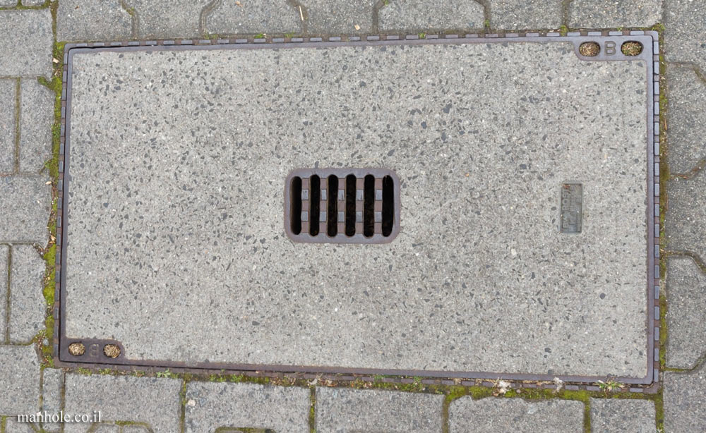 Frankfurt - concrete cover with a ventilation/drainage hole in the center