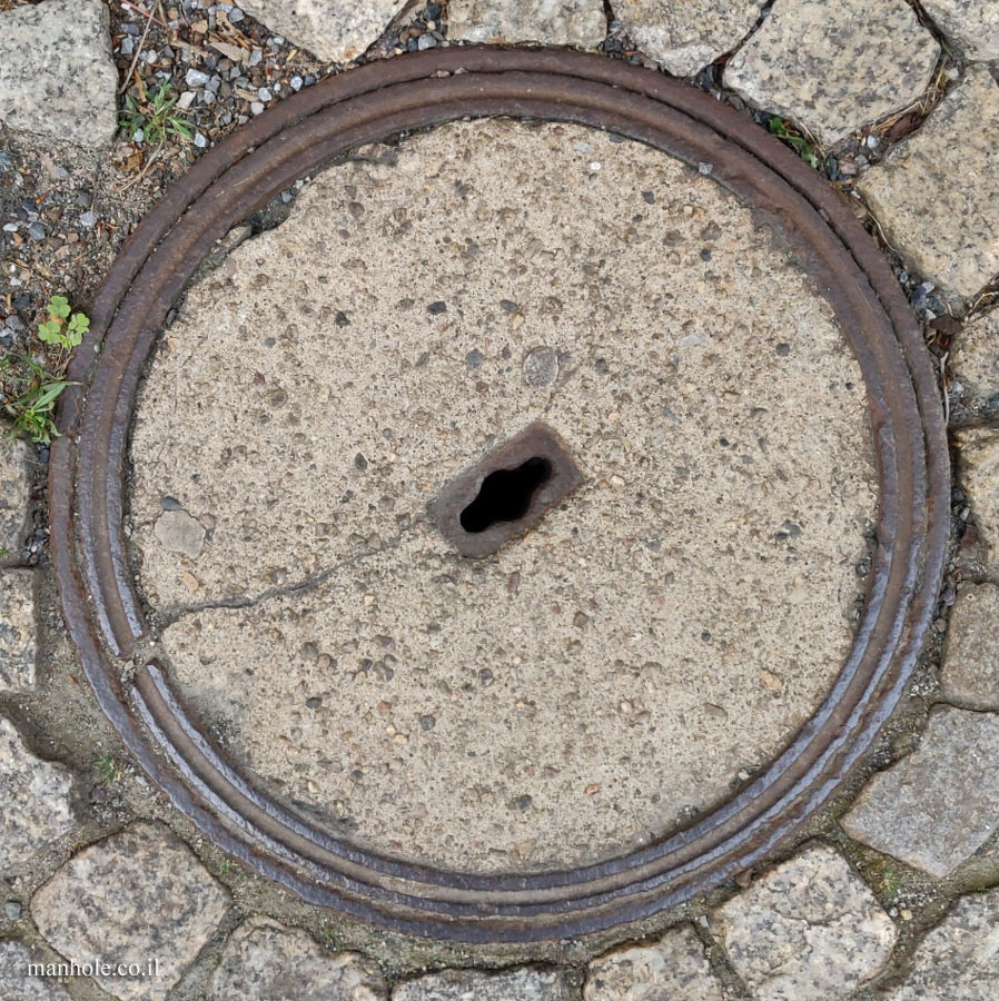 Dresden - A round concrete cover surrounded by a metal frame (2)