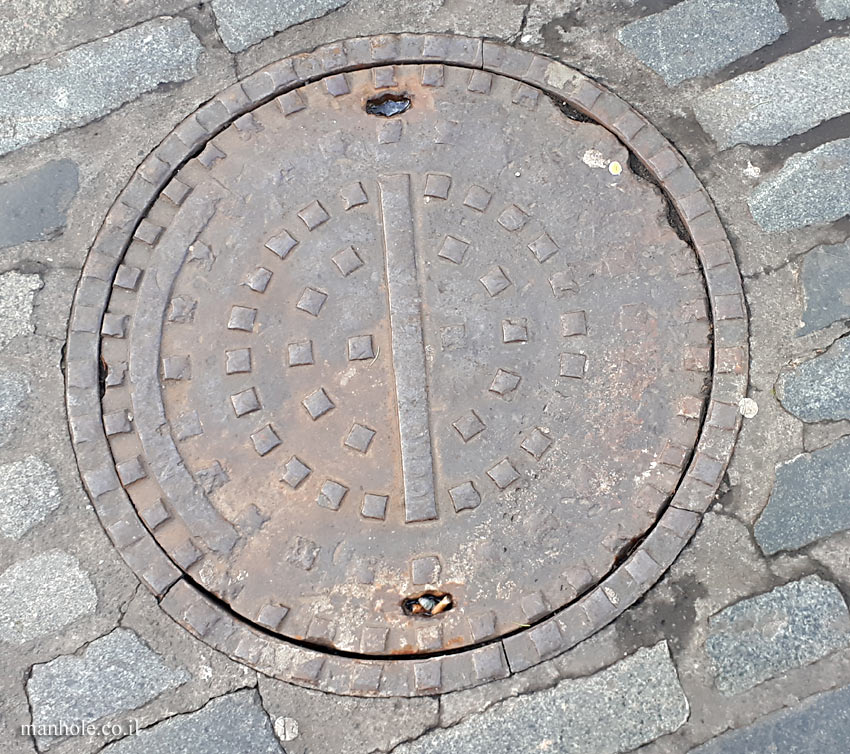 London - Covent Garden - a round lid with a line and circles of squares
