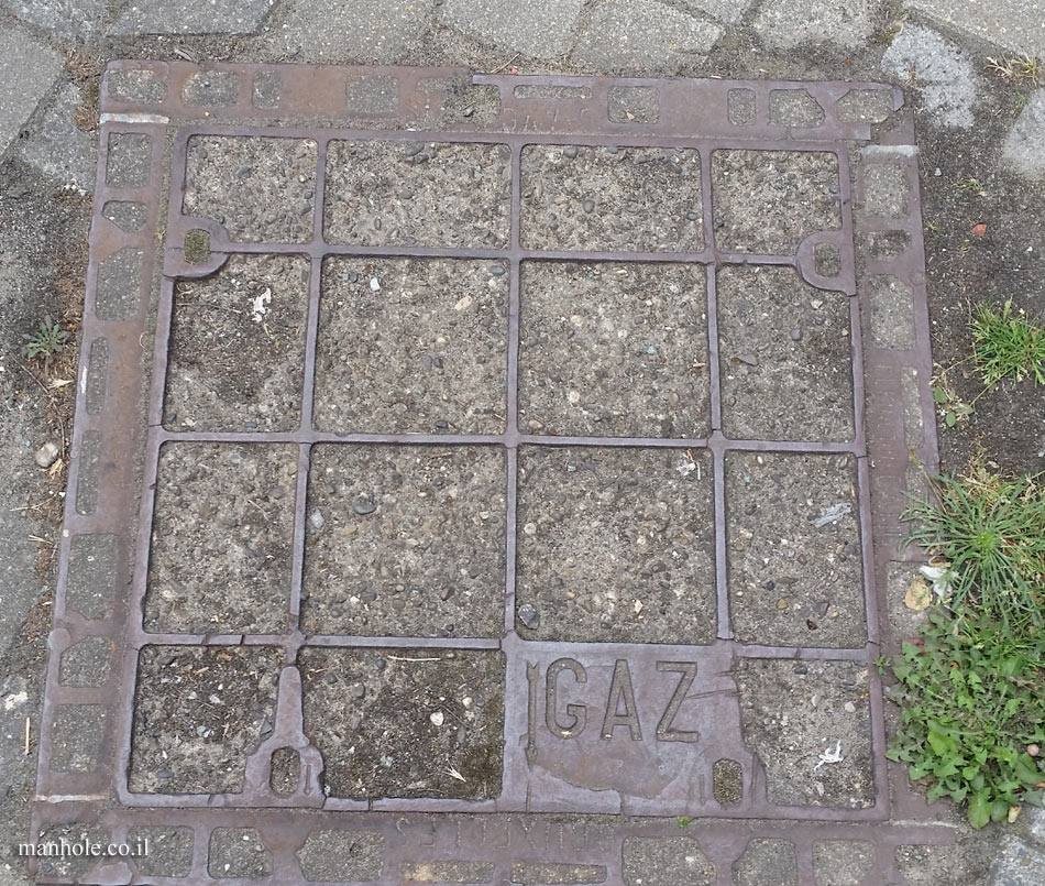 Etterbeek - A gas cover divided into squares