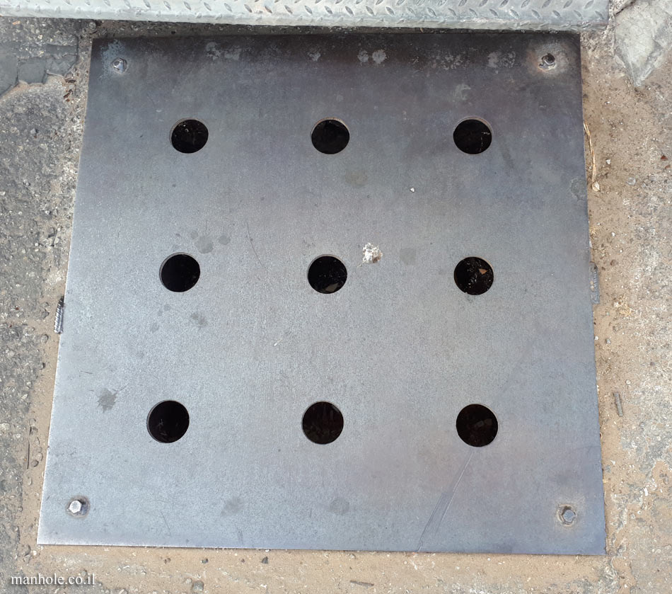 Netzer Sereni - A metal drain cover with 9 holes