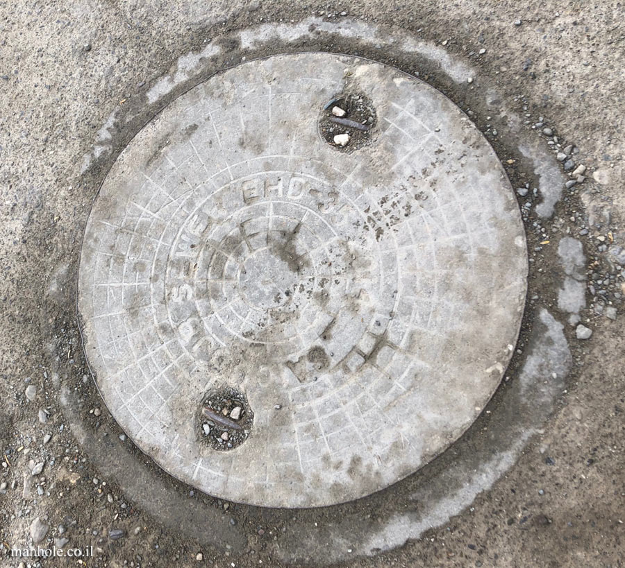 Dehradun - Sewer cover with 2 handles - 2014