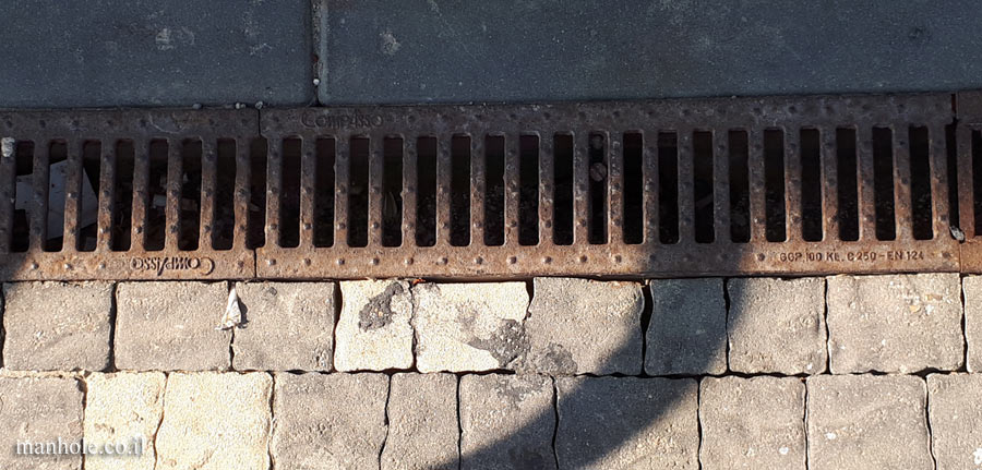 Tel Aviv port - drainage of pavement without a top part