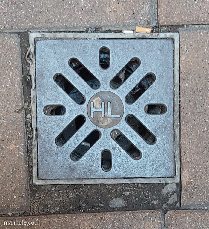Budapest - drainage cover with grooves from the center