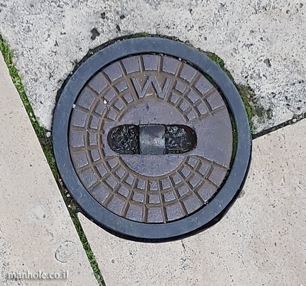 Budapest - A small water cover with lifting handle (2)