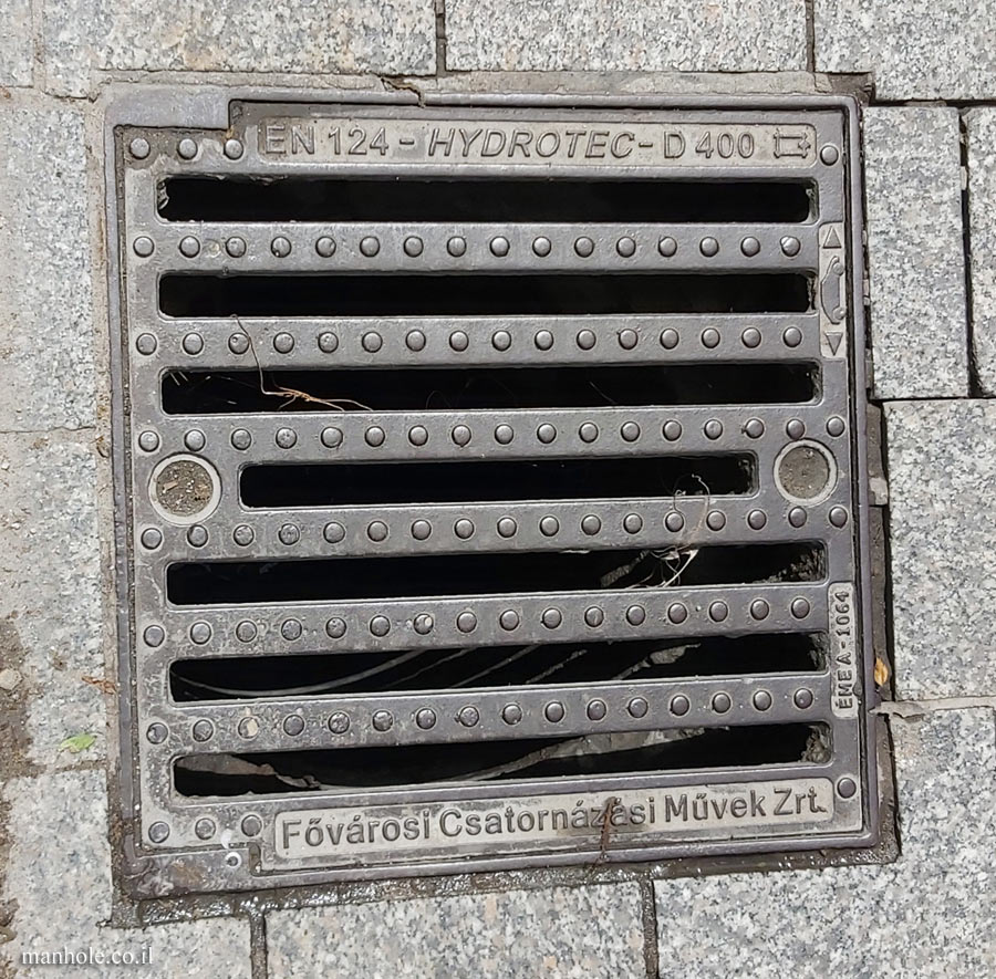Budapest - sidewalk drainage - Square cover with prominent points