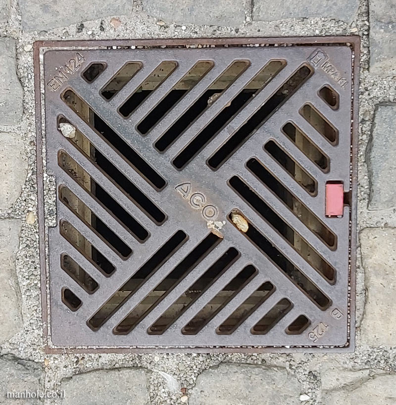 Budapest - A drainage cover with grooves that create a pattern of four triangles