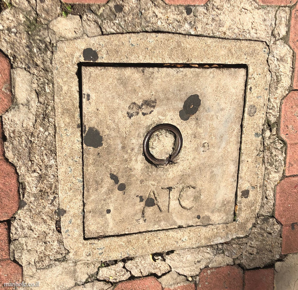 Ho Chi Minh City - ATC - Concrete cover with a metal lifting ring