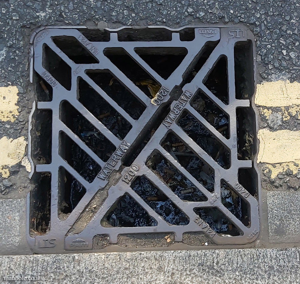 Richmond (London) - A Network of grooves drainage - diagonal