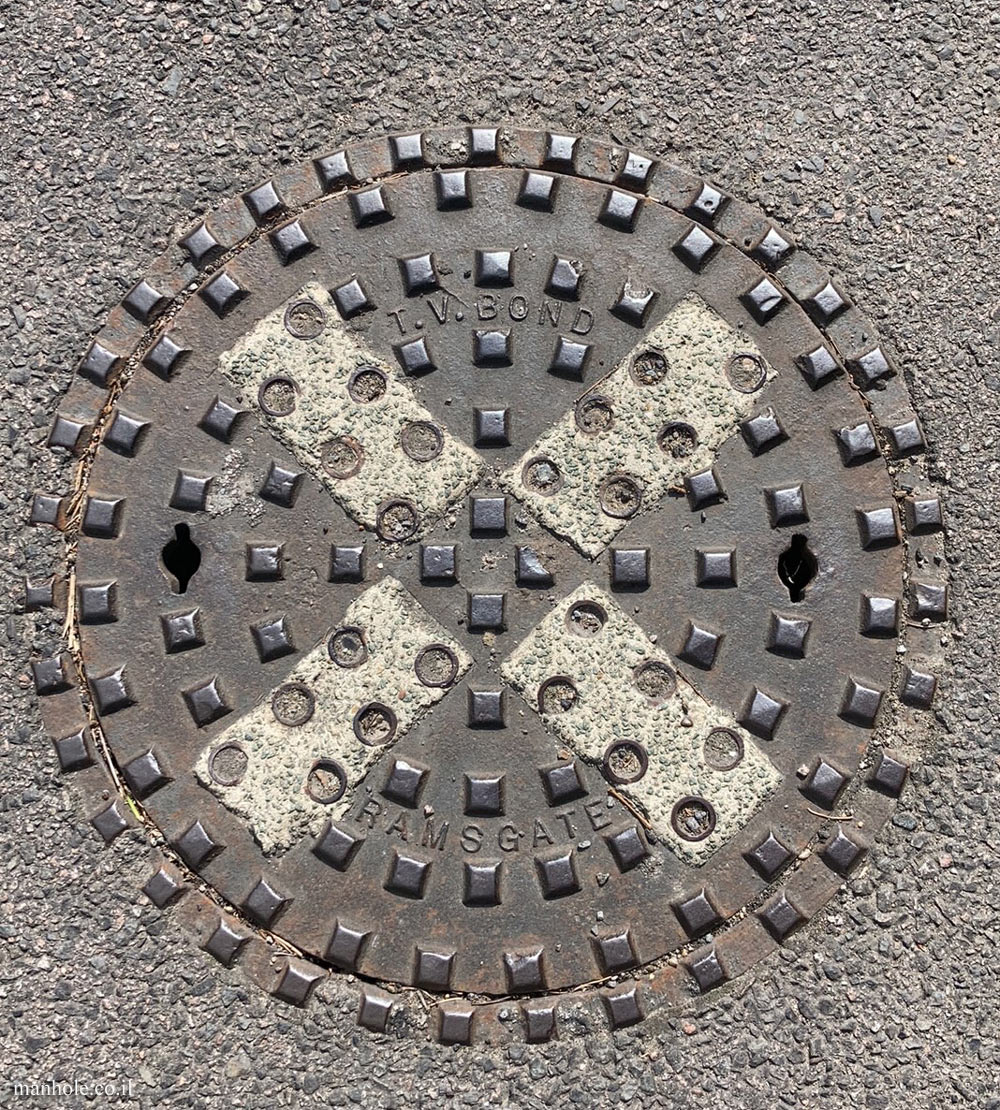 Ramsgate - Round lid with two lifting points, square protrusions and round sockets