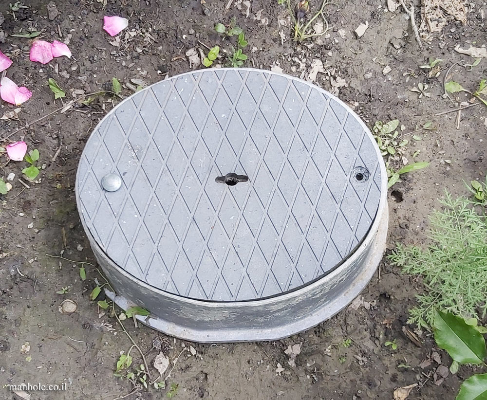 Budapest - Margaret Island - Elliptical lid with a background of rhombuses and lifting hole