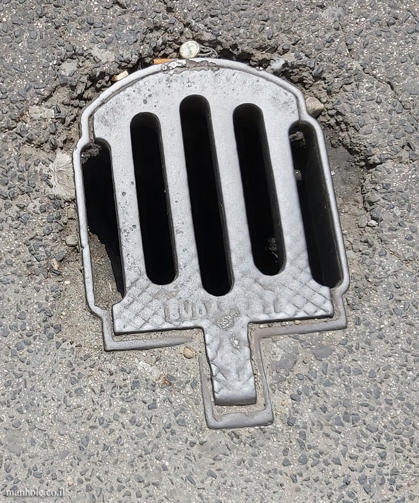 Budapest - drainage cover in the form of a spoon or a shovel (2)