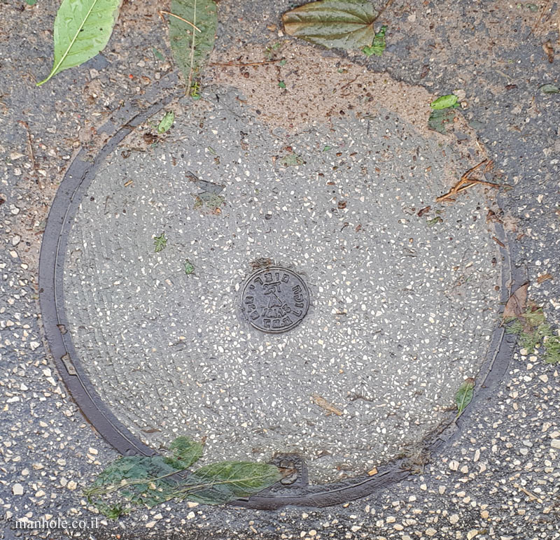 Rishpon - round concrete cover