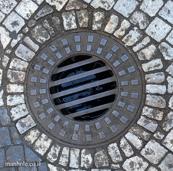 Prague - Round drain cover with a wide frame