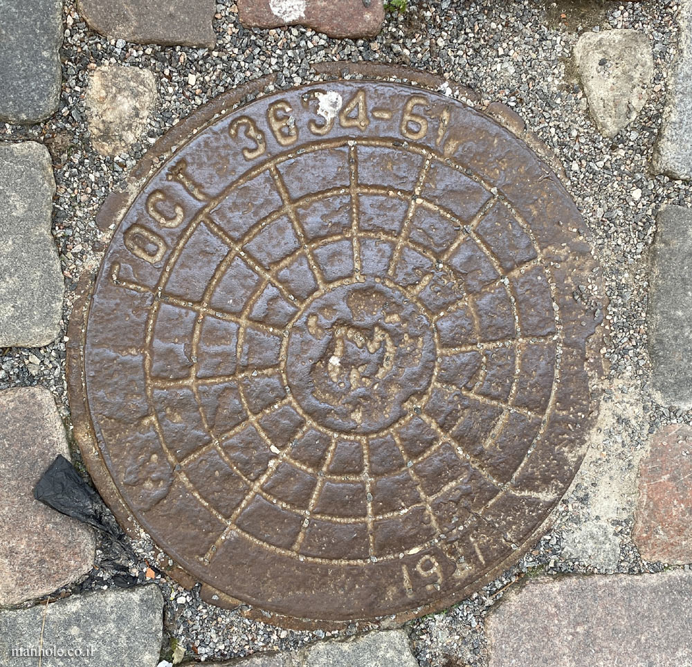 Tallinn - a round lid with circles consisting of squares