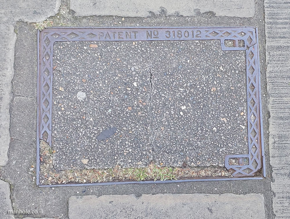 London - Concrete cover with a thin decorated frame (2)