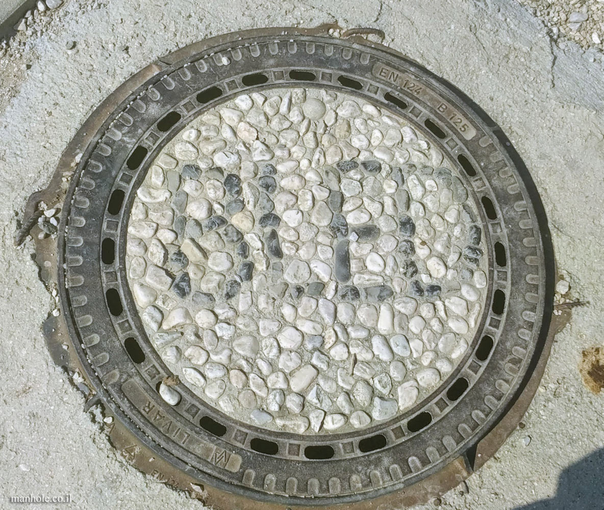 Beld - a lid with the name of the city on it, made up of pebbles