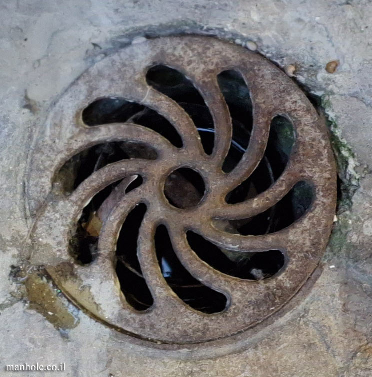 Paris - drain cover with drain slots similar to a fan