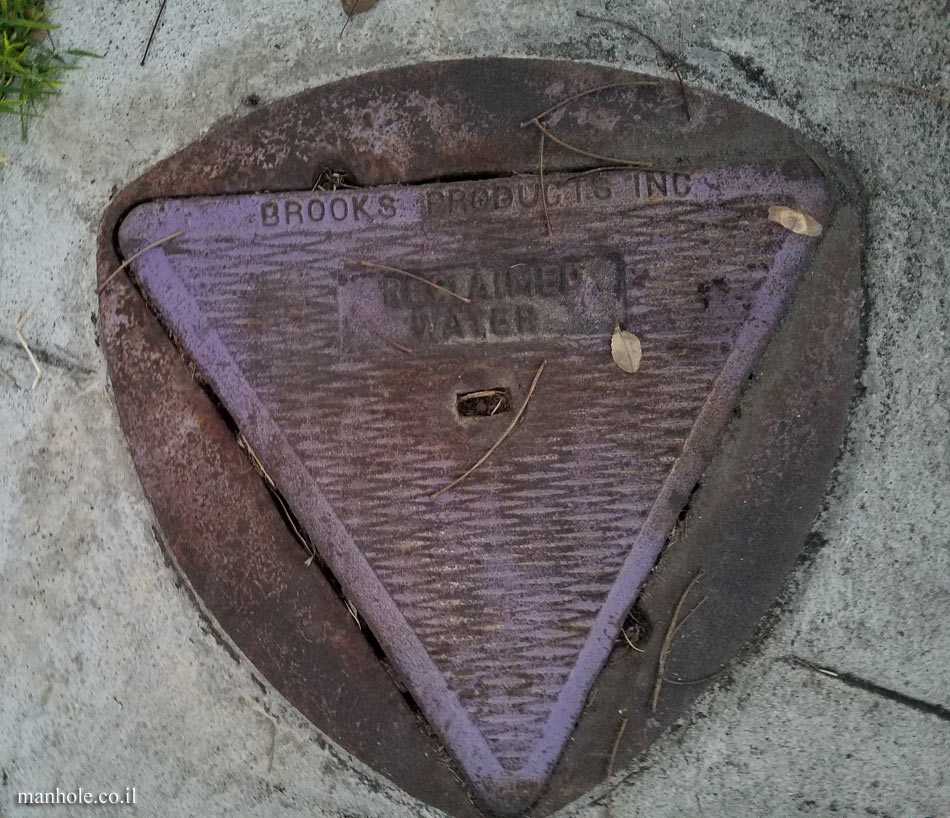 Burbank - Reclaimed water - A triangle cover in a frame close to a circle