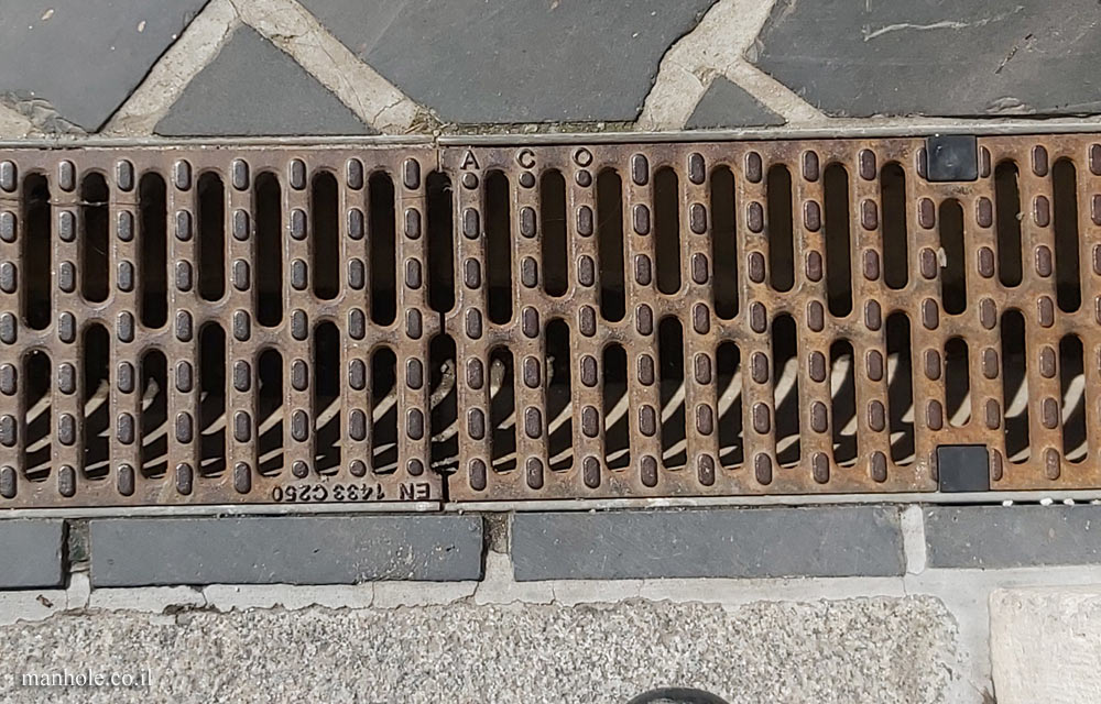Budapest - Drainage of pavement - ACO (3)