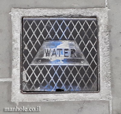 London - Water - a small lid with a trapezoid mold inside it