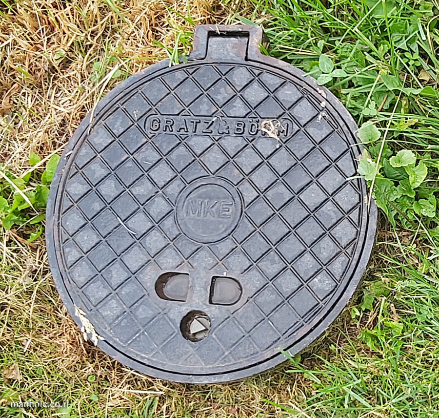 Vienna - Round water cover with lifting hinge