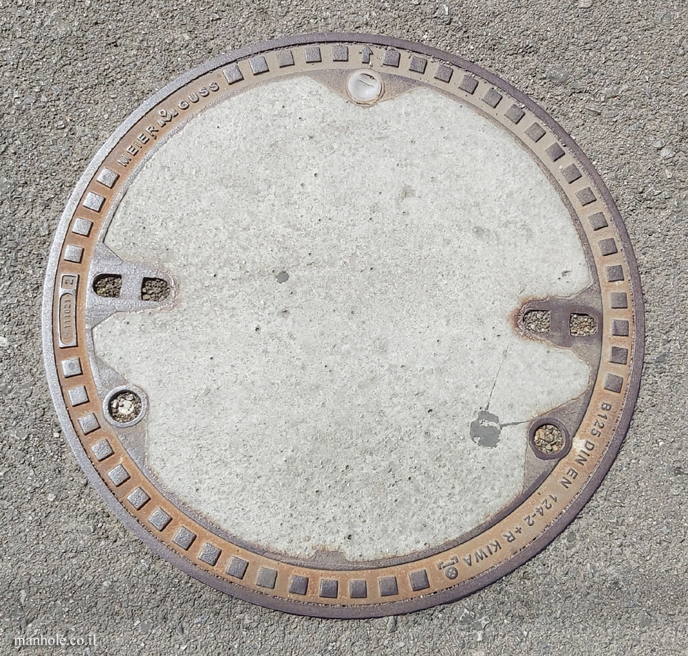 Vienna - a round concrete cover surrounded by a metal frame (2)