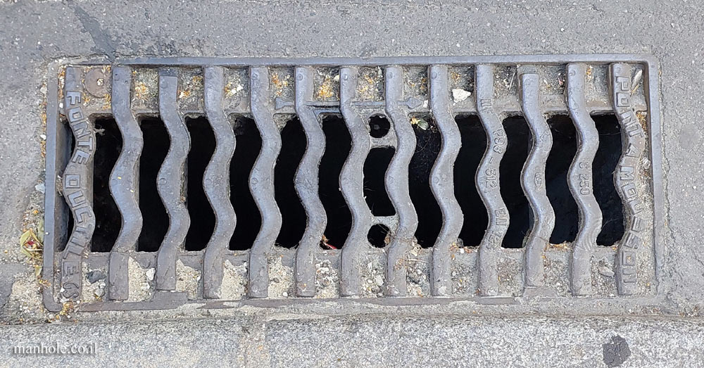 Paris - Pavement drainage with curved grooves